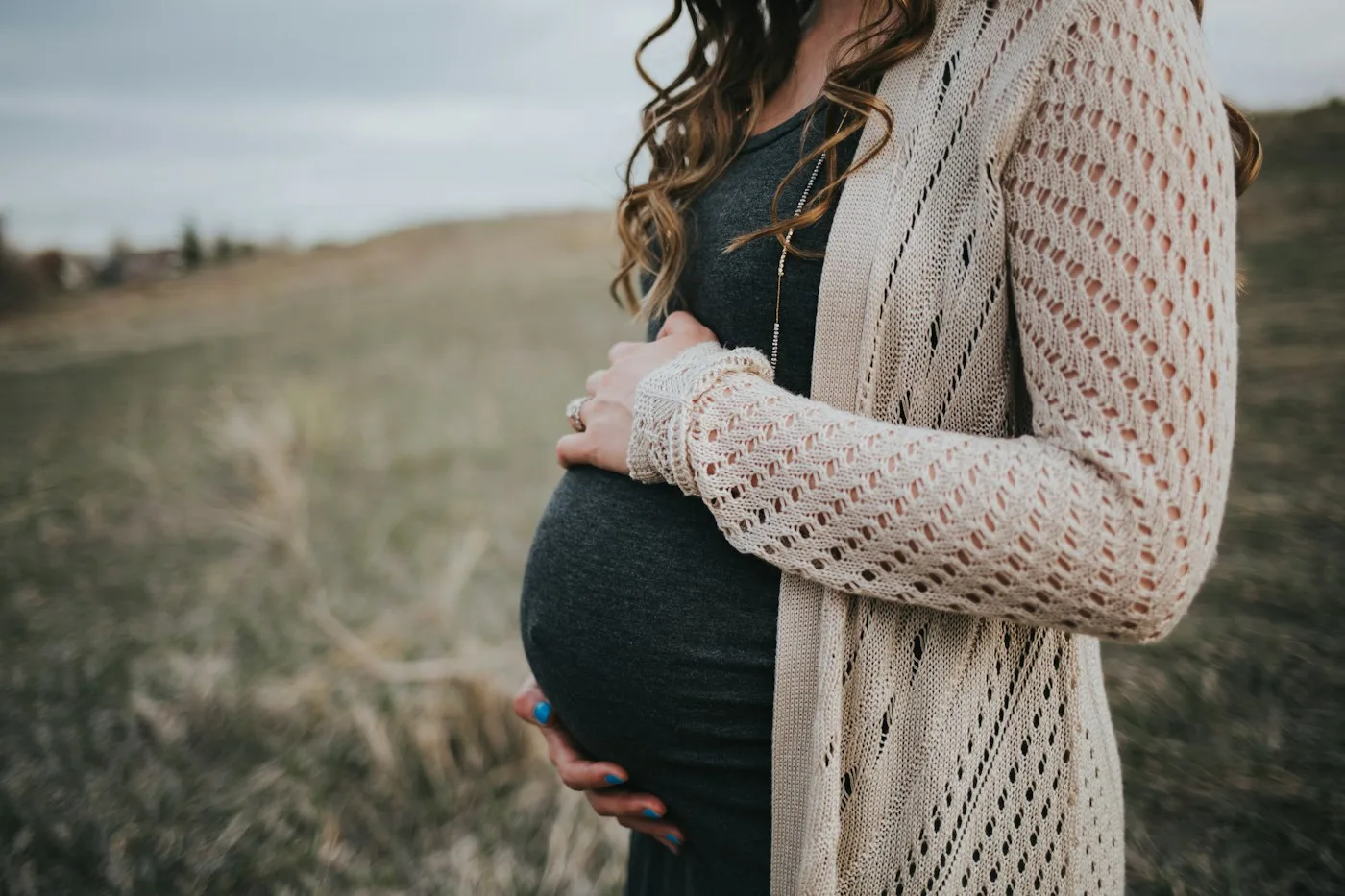 Przyszła mama w miękkim kardiganie
