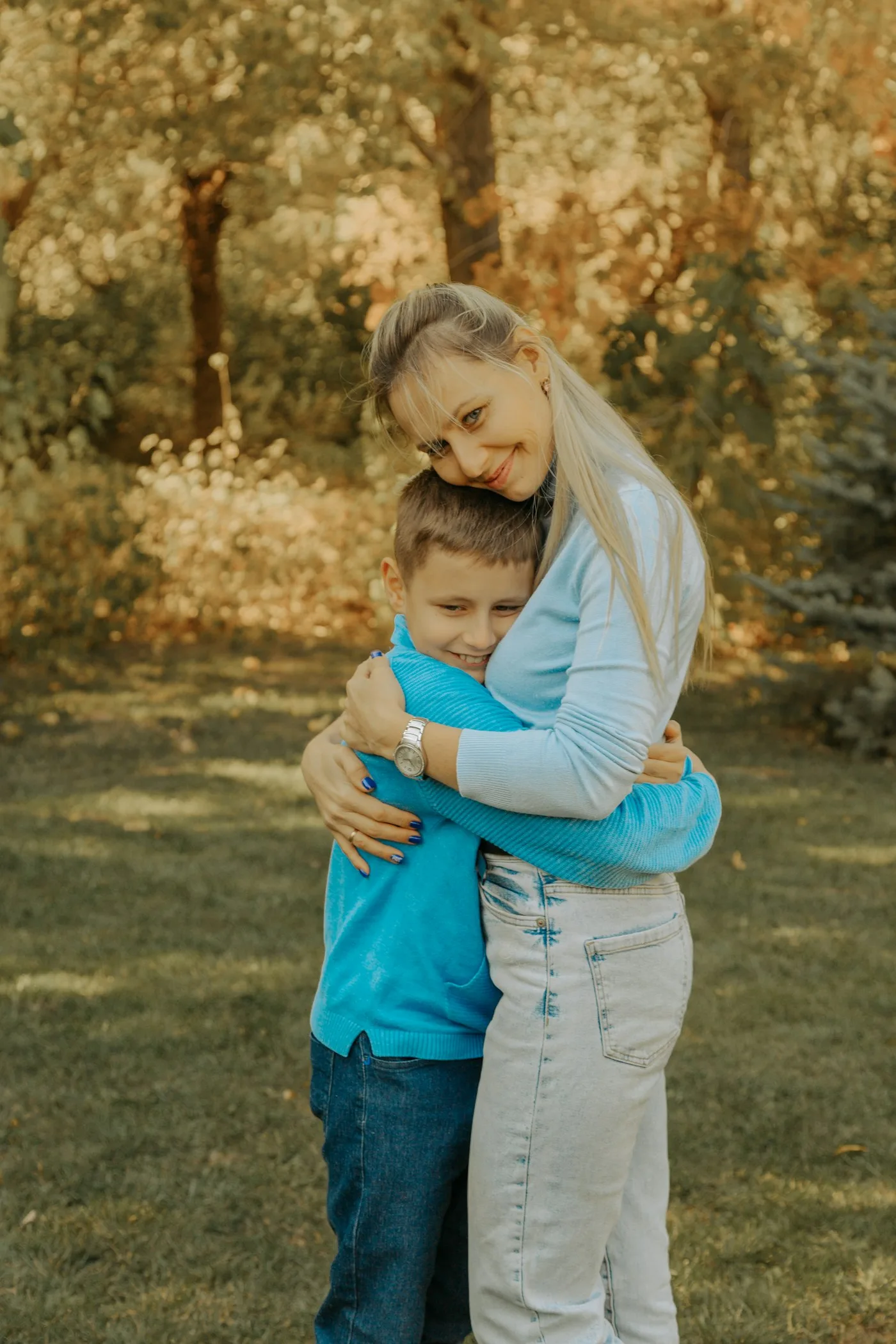 Mama przytulająca uśmiechniętego syna