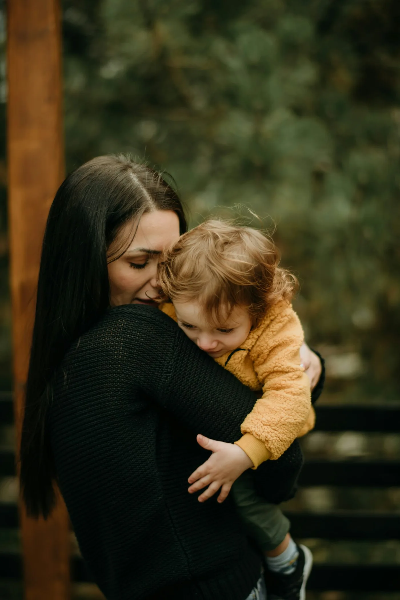 Mama przytulająca dziecko podczas spaceru